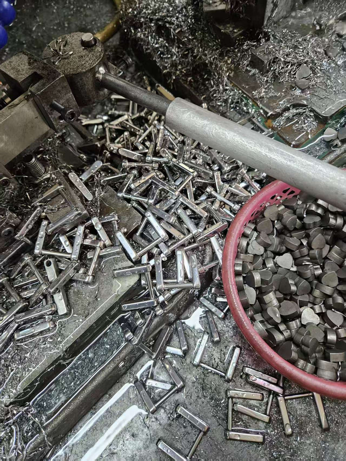 Stainless steel rectangle rings and raw material at the Hility workshop floor