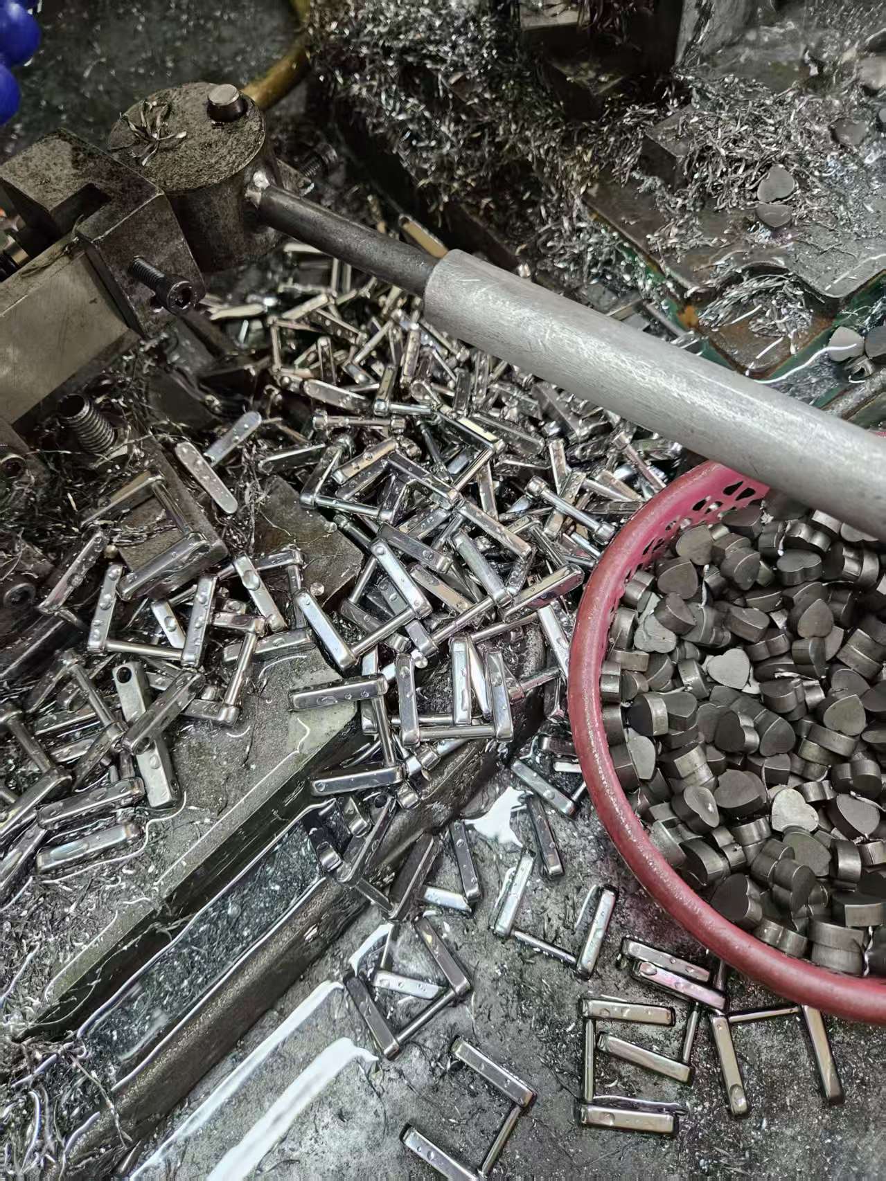 Stainless steel rectangle rings and raw material at the Hility workshop floor